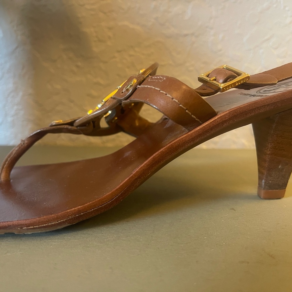 Tory Burch Tan Sandals with Gold Emblem - Picture 5 of 6